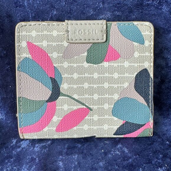 5/$25 Fossil Bi-Fold Wallet - Picture 1 of 9